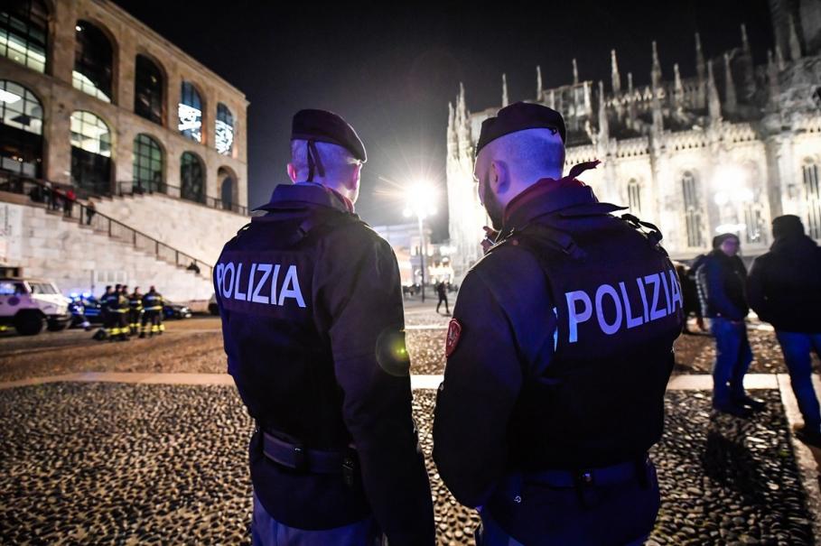 Închisoare cu executare pentru doi poliţişti italieni care au bătut un român prins la furat Românul a suferit o ruptură de splină în urma loviturilor încasate