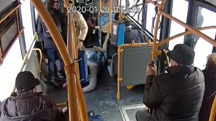 Oamenii s-au prăvălit pe podeaua autobuzului, după frână