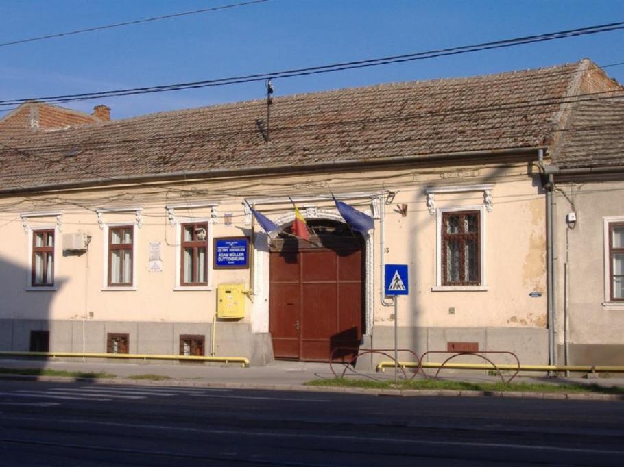 Mai mulţi elevi din Arad, la spital după ce în şcoala lor s-a făcut dezinsecţie şi deratizare Unitatea de învăţământ va fi închisă marţi