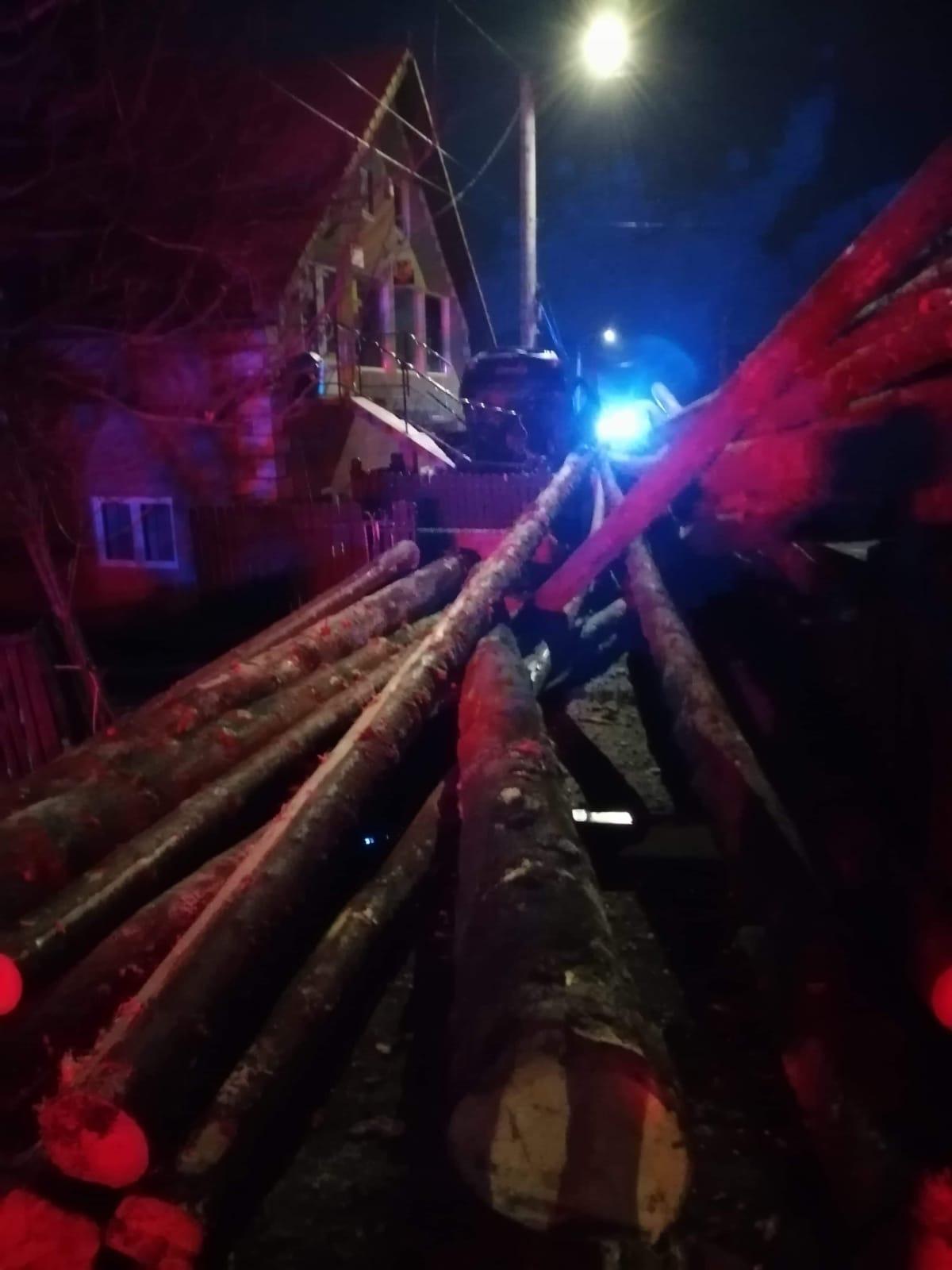 Femeie strivită sub buștenii căzuți dintr-un camion, în Harghita