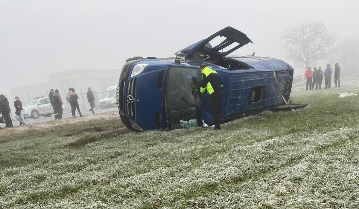 Microbuz răsturnat, după un accident în Topraisar, Constanţa