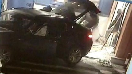 Patru indivizi au fost filmaţi în timp ce smulg bancomatul cu un BMW X6, la magazinul Dedeman în Arad