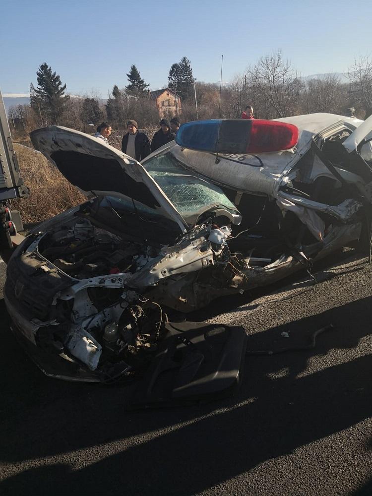 Maşina de Poliţie, distrusă în cumplitul accident din Buchin