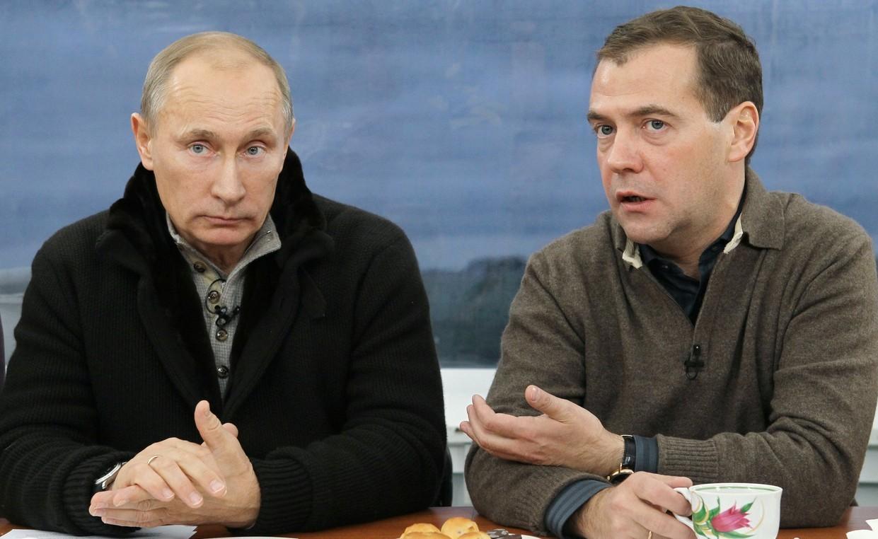 Preşedintele Vladimir Putin şi Premierul Dmitri Medvedev stau la masă