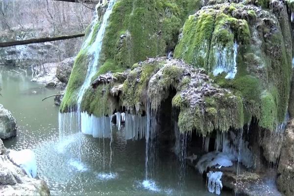 Cascada Bigăr a îngheţat