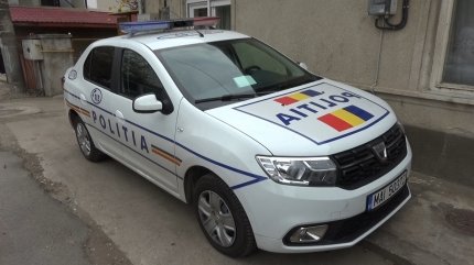 Maşină de Poliţie parcată în faţa secţiei