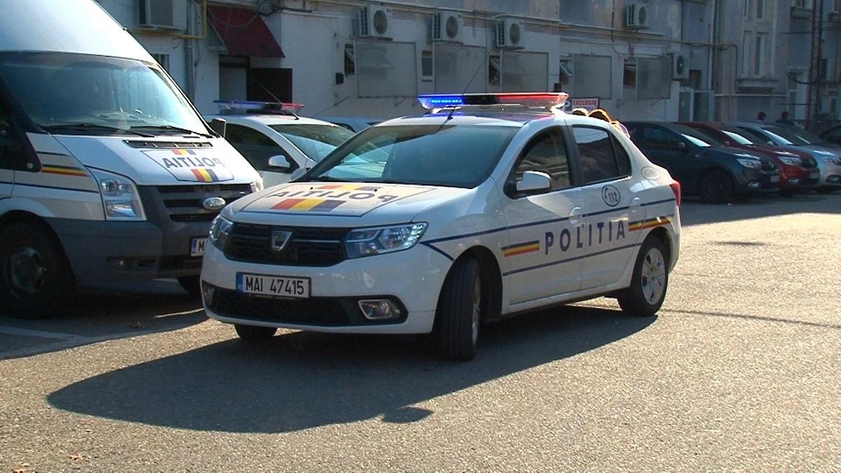 Cadavrul unei fete, descoperit într-o maşină, la Bacău Maşini de Poliţie parcate în faţa secţiei