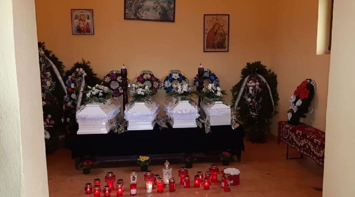 Copilaşii au fost înmormântaţi în sicrie albe