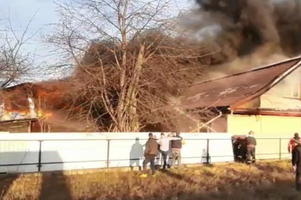 Pompierii vor să evite ca flăcările să cuprindă şi alte clădiri