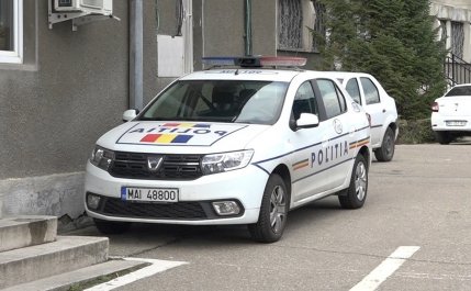 Maşina de Poliţie parcată în faţa secţiei