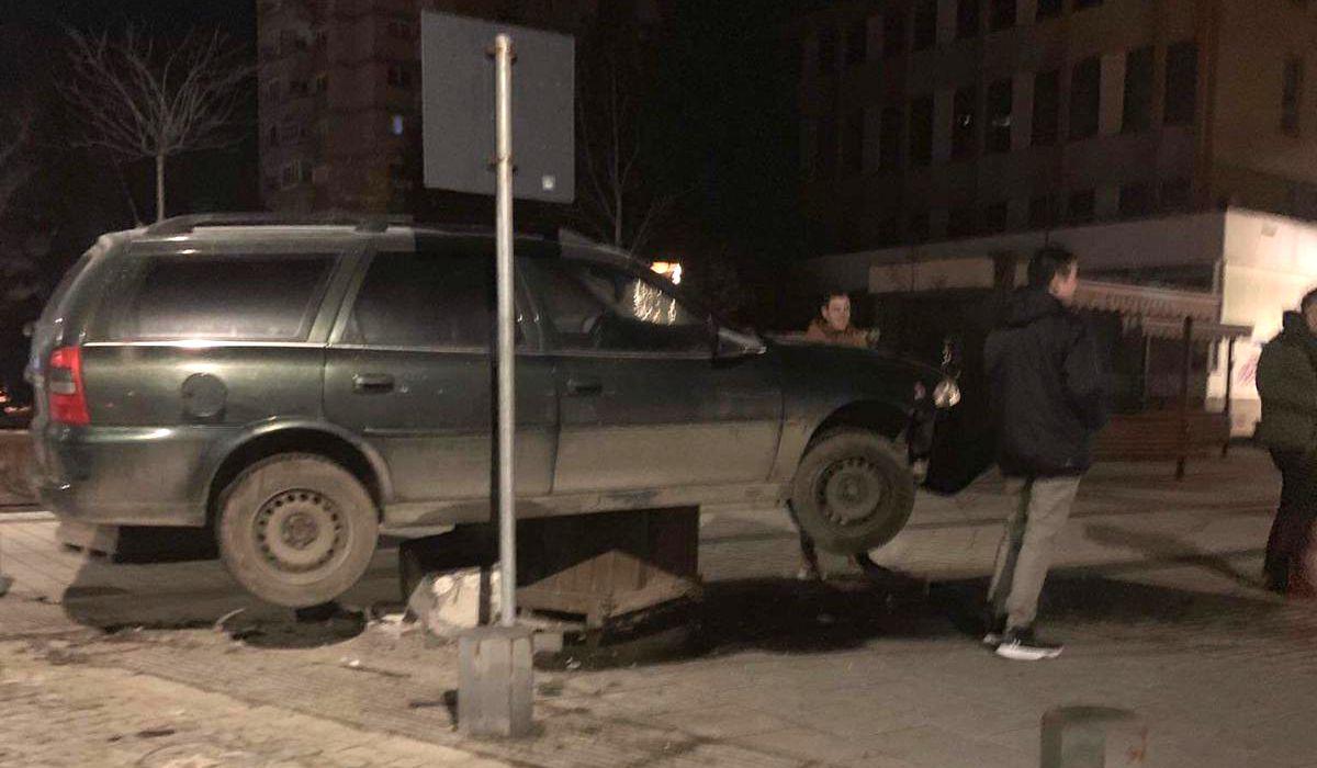 Accident într-un parc din Miercurea Ciuc, maşină plantată într-un ghiveci