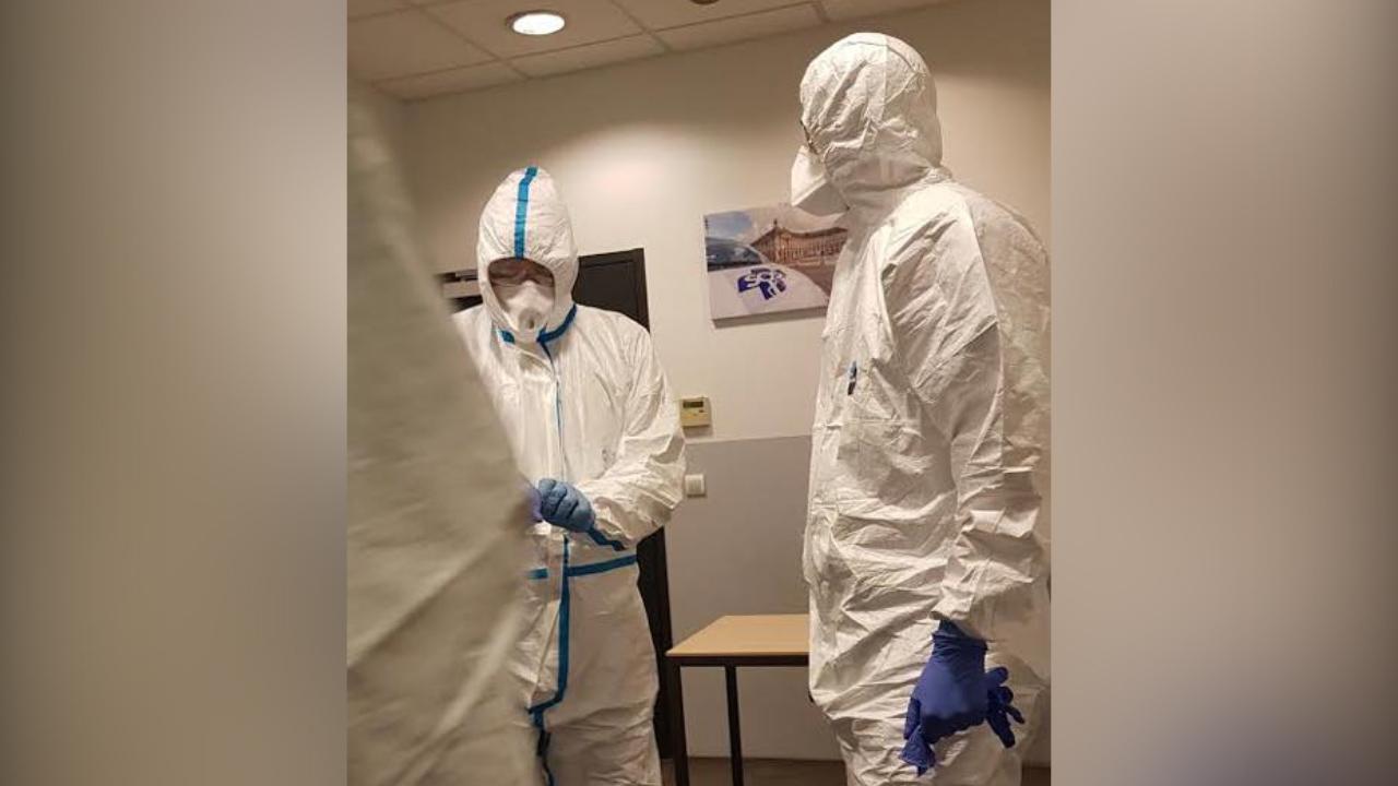 Medici francezi Medici francezi tratează un pacient cu coronavirus