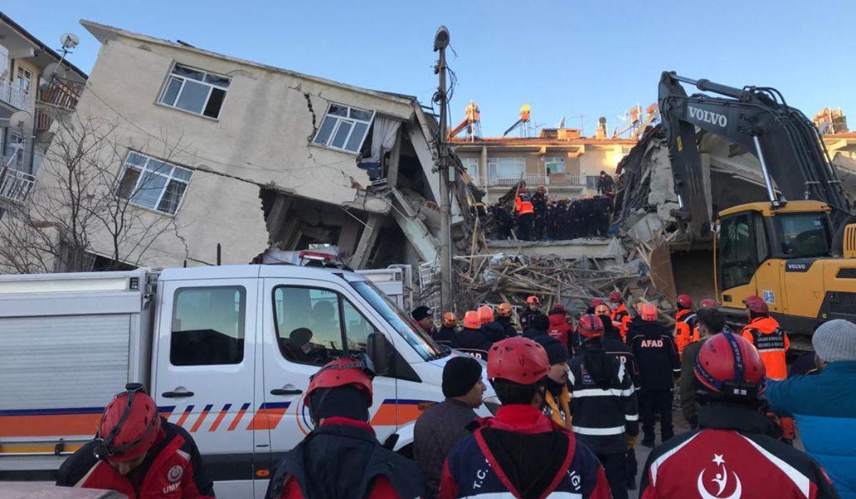 Oameni îngropaţi şi clădiri prăbuşite după cutremurul din Turcia