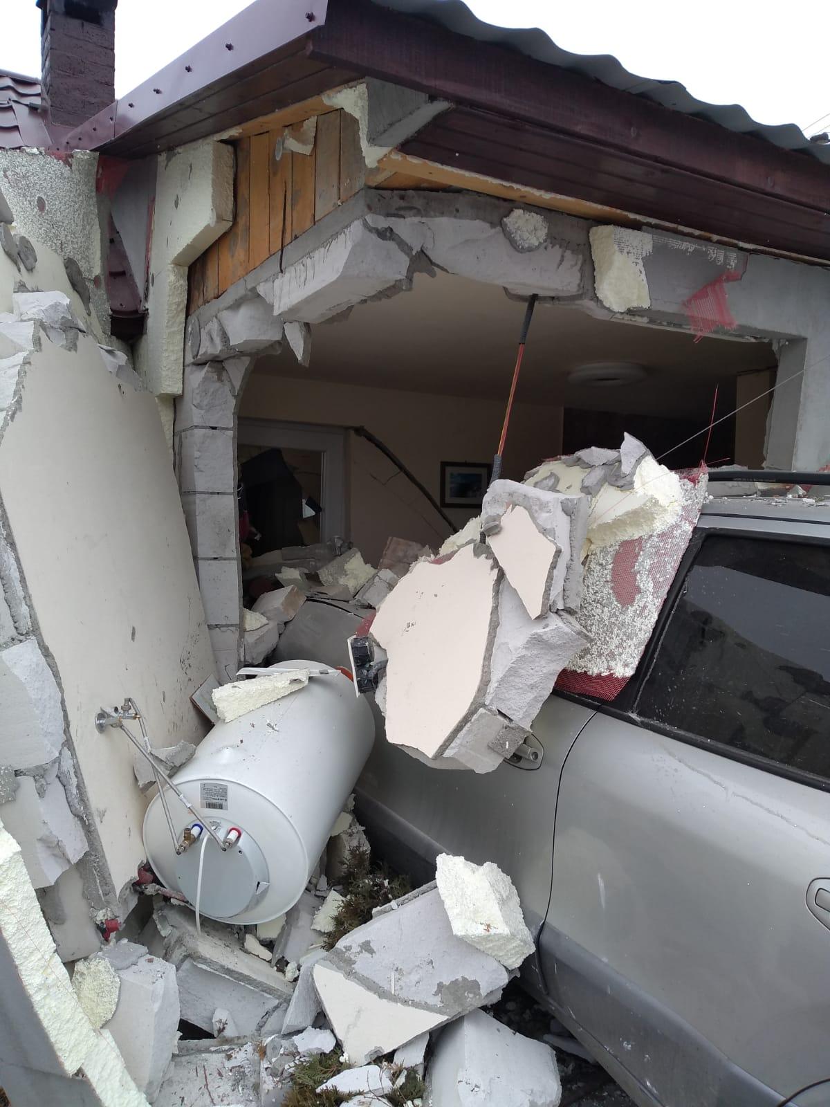 Casă distrusă de o maşină, accident în Chiuza