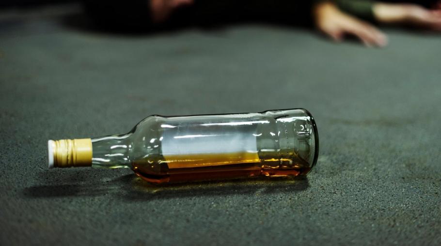 Copii din Vaslui în comă alcoolică Trei minori din Vaslui, găsiți prăbușiți pe o uliță, după două sticle de băutură
