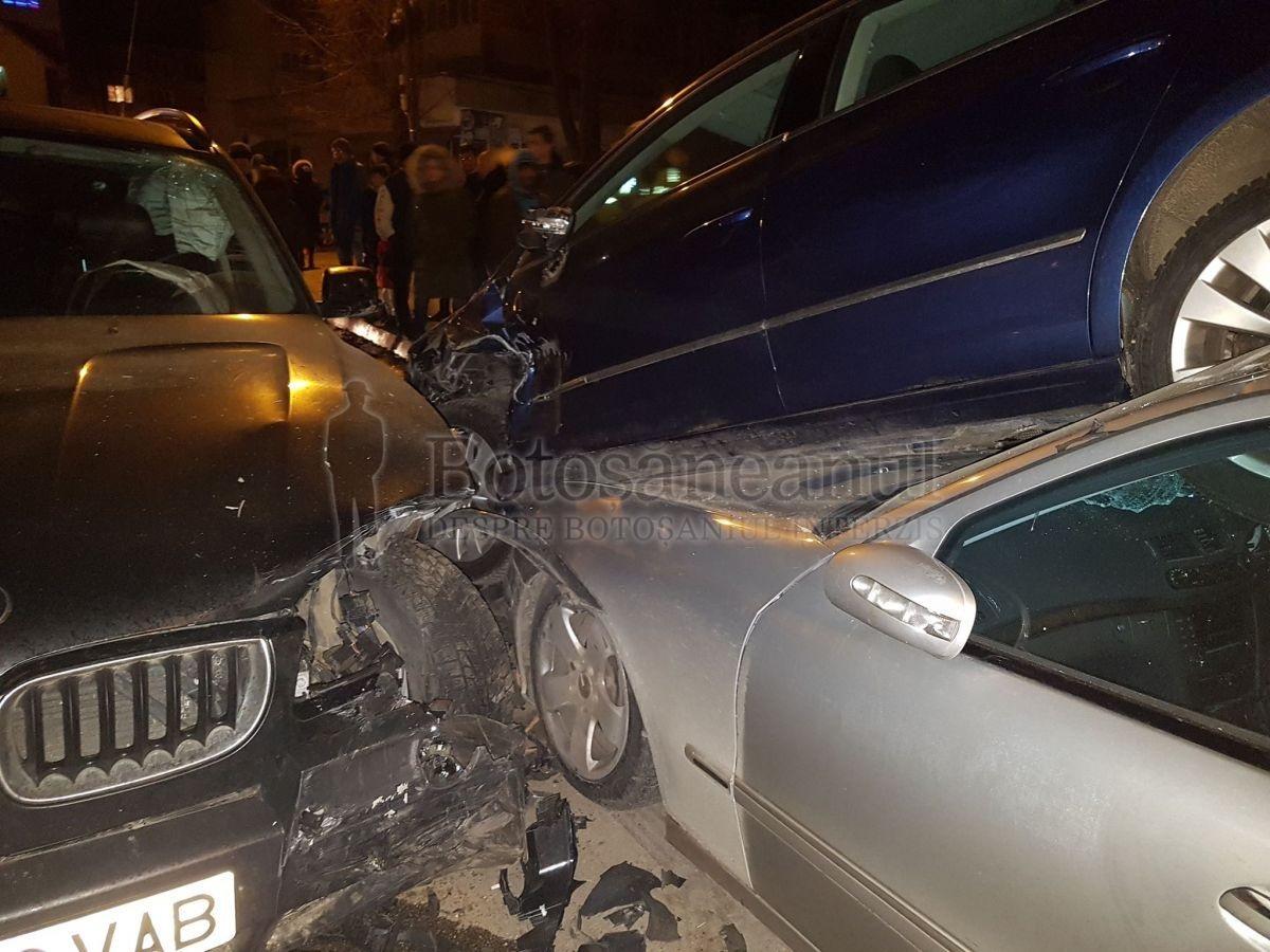 Accident în Botoșani Doi tineri rupți de beți s-au izbit cu BMW-ul într-un Passat pe care l-au aruncat peste un Mercedes