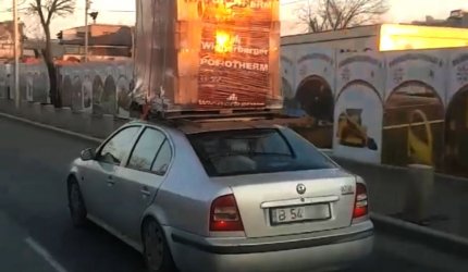 Șofer din București, filmat cu un palet de cărămidă pe mașină