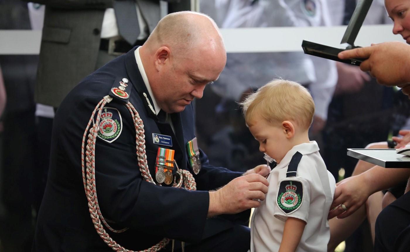Copilul pompierului australian mort primește decorația