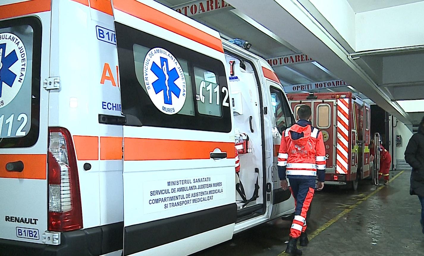 Ambulanțe la intrarea într-un spital