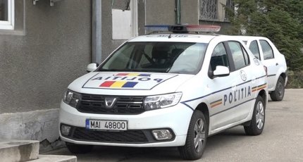 Maşina de Poliţie parcată în faţa secţiei