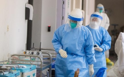 Medici în spital, în halate şi purtând măşti de protecţie