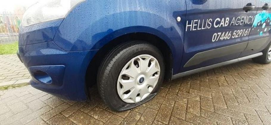 Maşina unor români din Anglia, vandalizată înainte de Brexit Românii efectuau servicii de taximetrie cu maşina respectivă