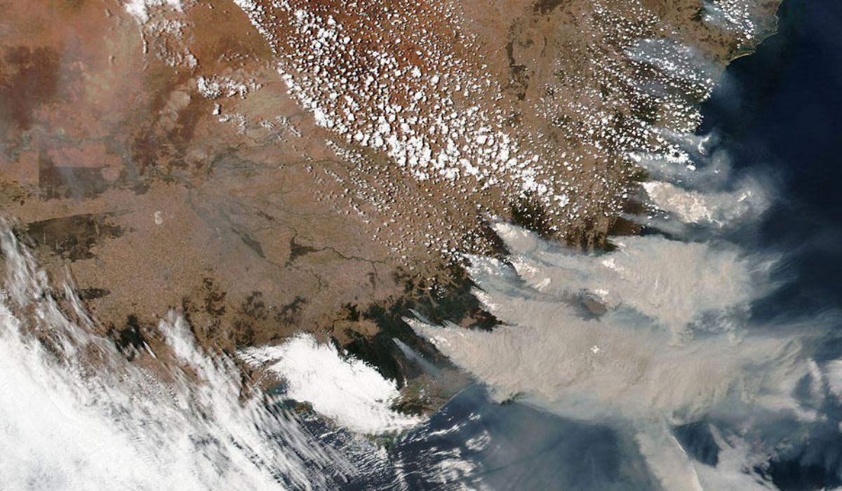 Nori de fum, surprinşi din spaţiu în Australia