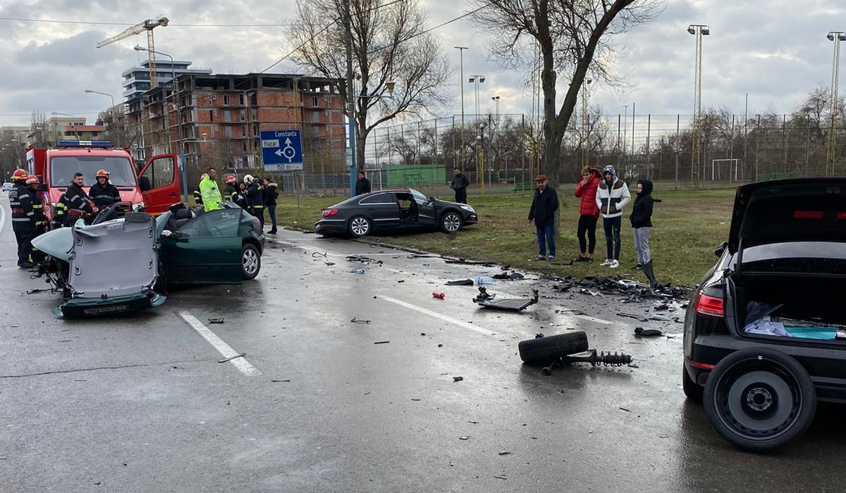 Cinci persoane rănite într-un accident cu trei mașini în Mamaia