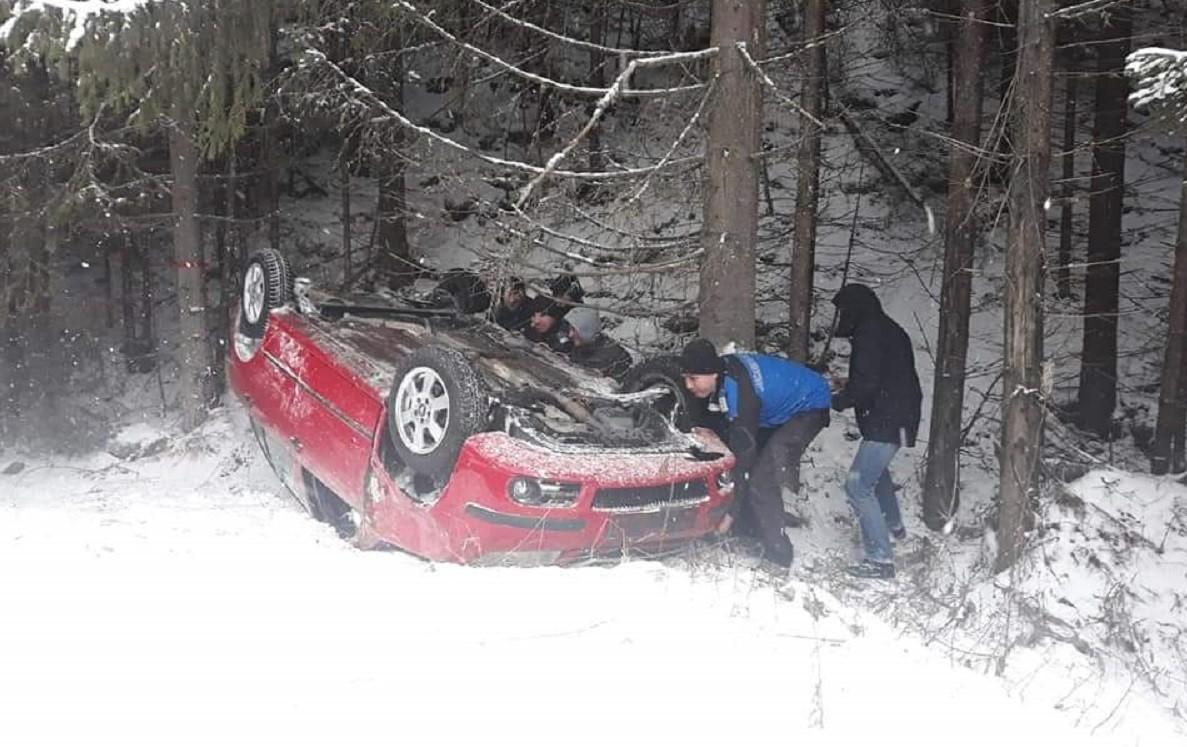 Jandarmii montani ajută turiștii din mașina răsturnată