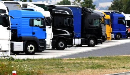 Şofer român de TIR, amendă şi dosar pentru furt de curent în Germania