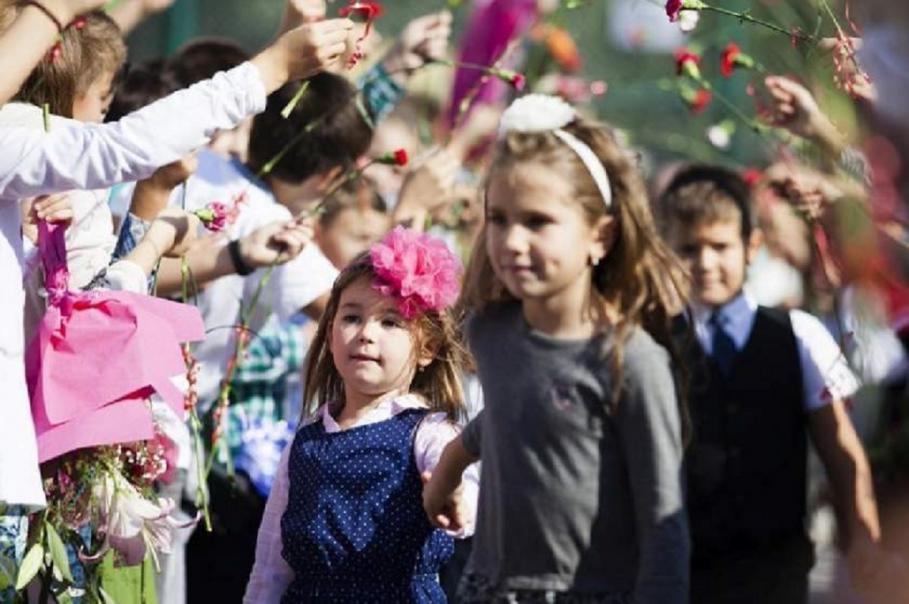 Elevi la festivitatea de începere a noului an şcolar Elevi la începerea noului an şcolar