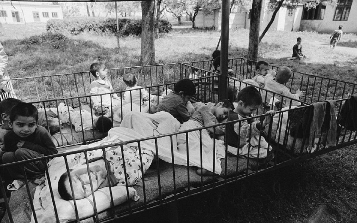 Copiii crescuți în orfelinatele ceaușiste au creierele cu 10% mai mici decât cei adoptați în Marea Britanie