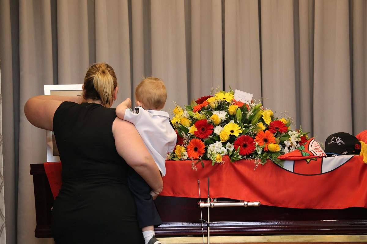 Băieţelul unui pompier care a murit în incendiile din Australia, decorat la înmormântarea tatălui