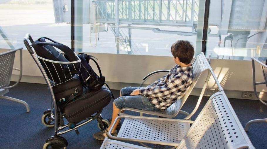 Copil moldovean rămas singur pe aeroportul din Roma, "adoptat" de un poliţist italian Copilul a fost recuperat de mama sa