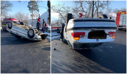 BMW răsturnat spre Braşov, într-o curbă