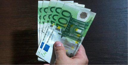 Decanul ar fi primit mită de la cel puţin 10 studenţi