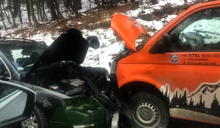 Microbuz cu copii, accident frontal în Poiana Braşov