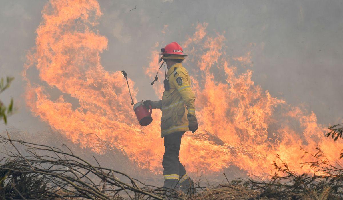 Mii de pompieri luptă cu teribilele incendii în Australia