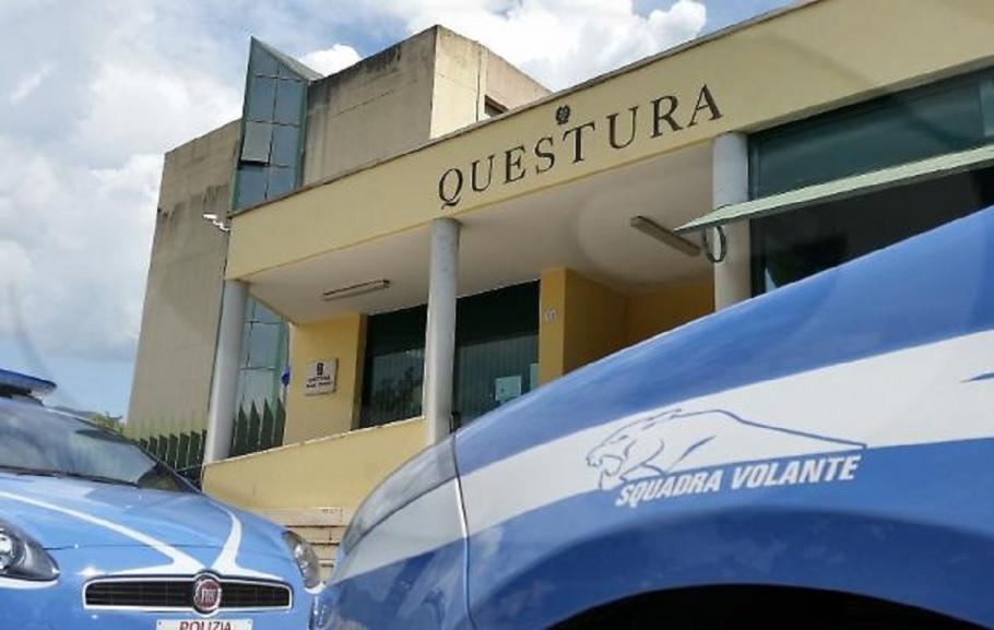 Româncă denunţată la poliţie, în Italia, după ce a spart geamul pizzeriei de vizavi Românca era nemulţumită de zgomotul produs de clienţii pizzeriei