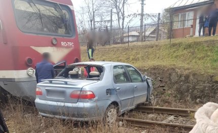 Mașina unei tinere cu permis de nici o lună, lovită de un tren personal, în Prahova