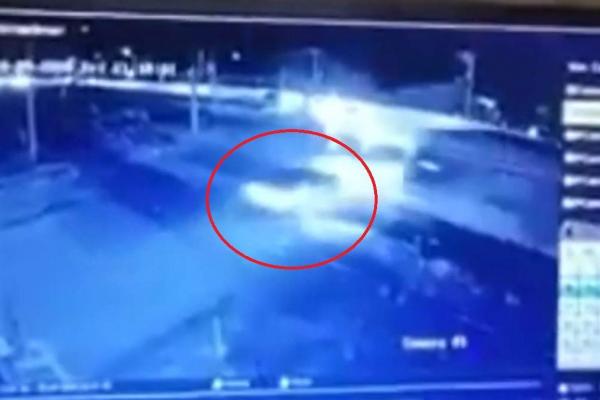 Șofer, izbit de un tren după ce a trecut prin barieră. VIDEO