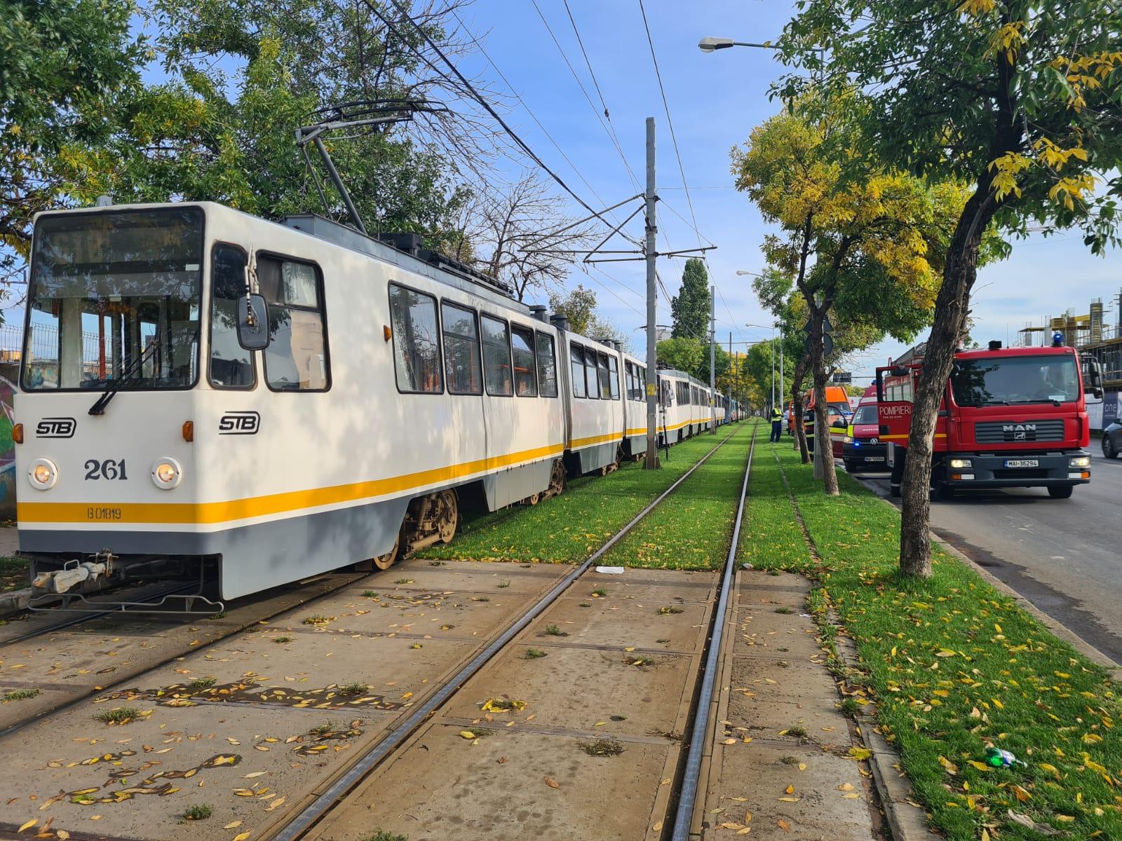 Coadă de tramvaie formată în urma accidentului de la Răzoare