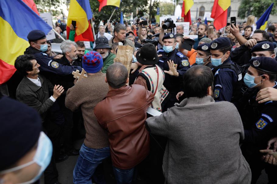 Protest anti-mască, în București, cu îmbrânceli. Ludovic Orban, mesaj pentru nemulțumiți Zeci de protestatari s-au îmbrâncit cu forțele de ordine prezente în Piața Universității