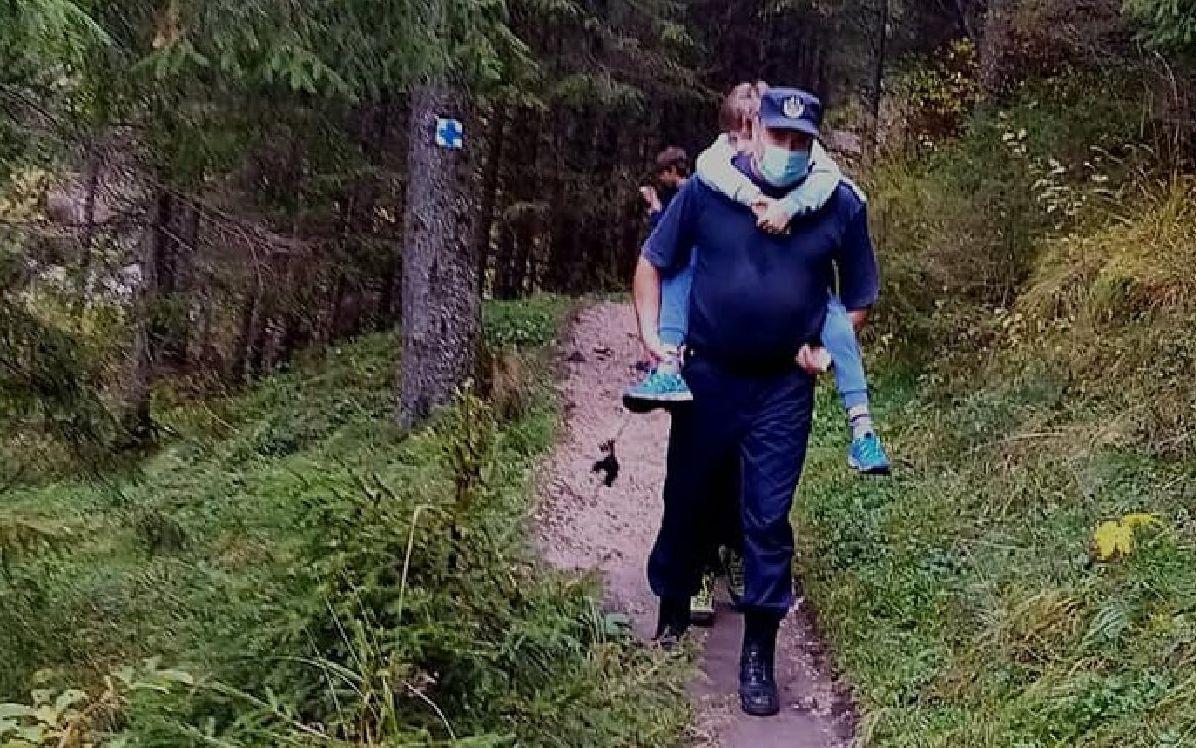 Copil de nouă ani, accidentat în Munții Bucegi, cărat în spate un kilometru de jandarmii montani