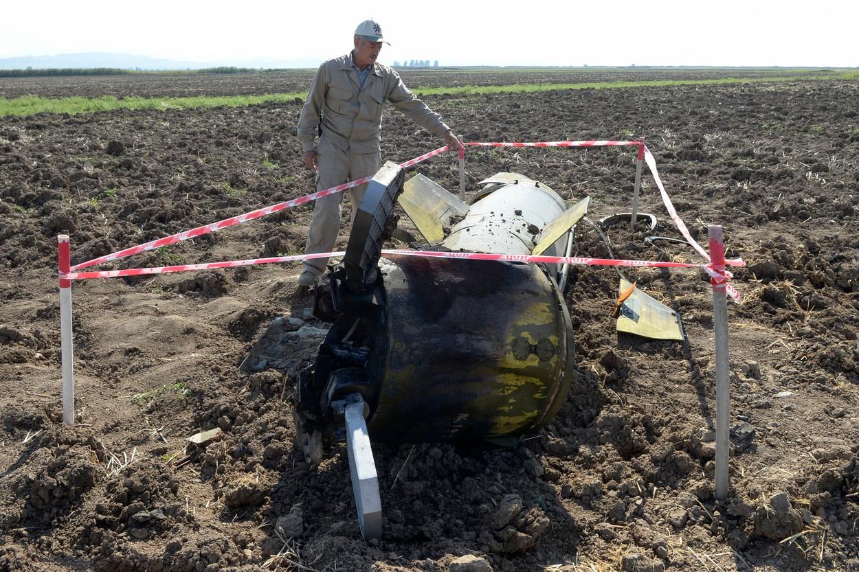 Ce a rămas dintr-o racheta Tochka U, pe un câmp din Azerbaijan
