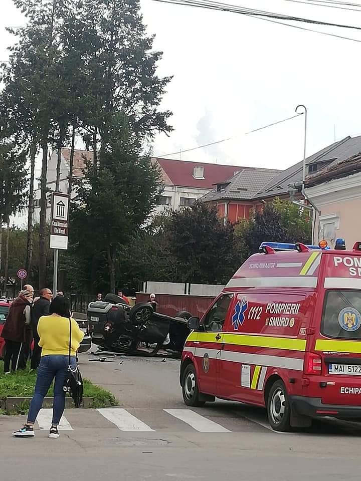 Șoferul și o pasageră au ajuns la spital pentru îngrijiri