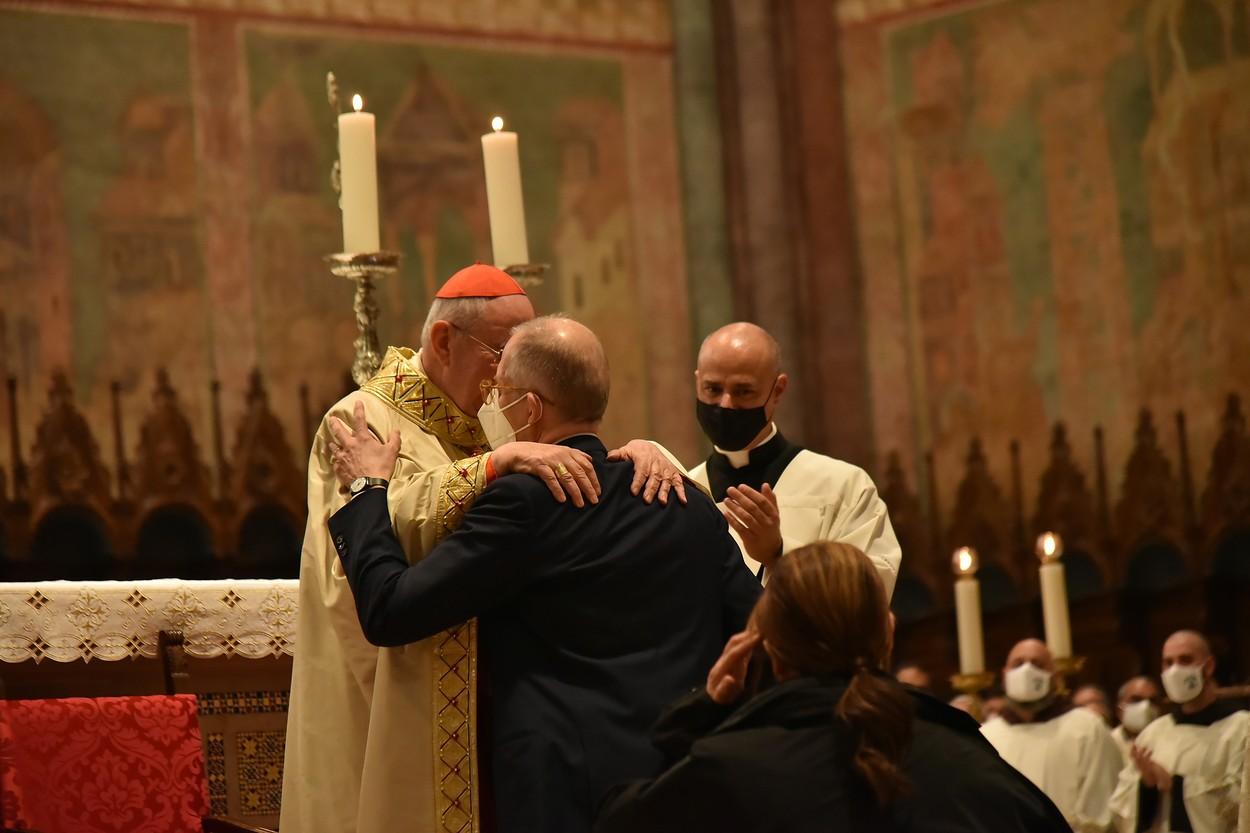 Tatăl lui Carlo Acutis, Andrea Acutis, a fost sărutat de cardinalul Agostino Vallini, delegatul papal pentru bazilicele din Assisi