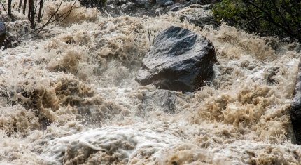 Râuri din 17 de județe, sub cod galben până miercuri dimineață