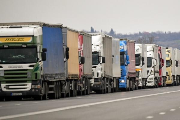 Șoferii de TIR care intră în Bulgaria pot aștepta la graniţă chiar și trei zile