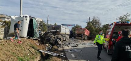 Impact devastator între două autocamioane, la Ruginoasa, cabine smulse de pe șasiu (Foto)